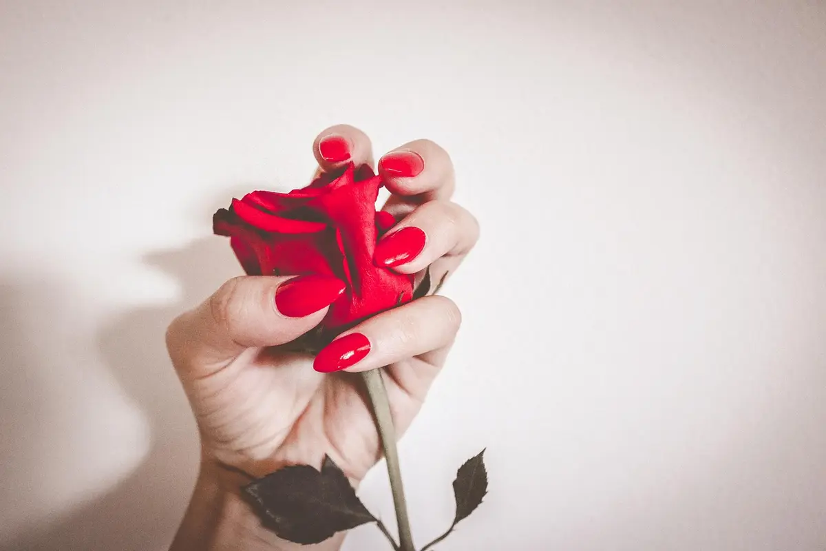 Decoração de unha preta: minimalismo e sofisticação na medida