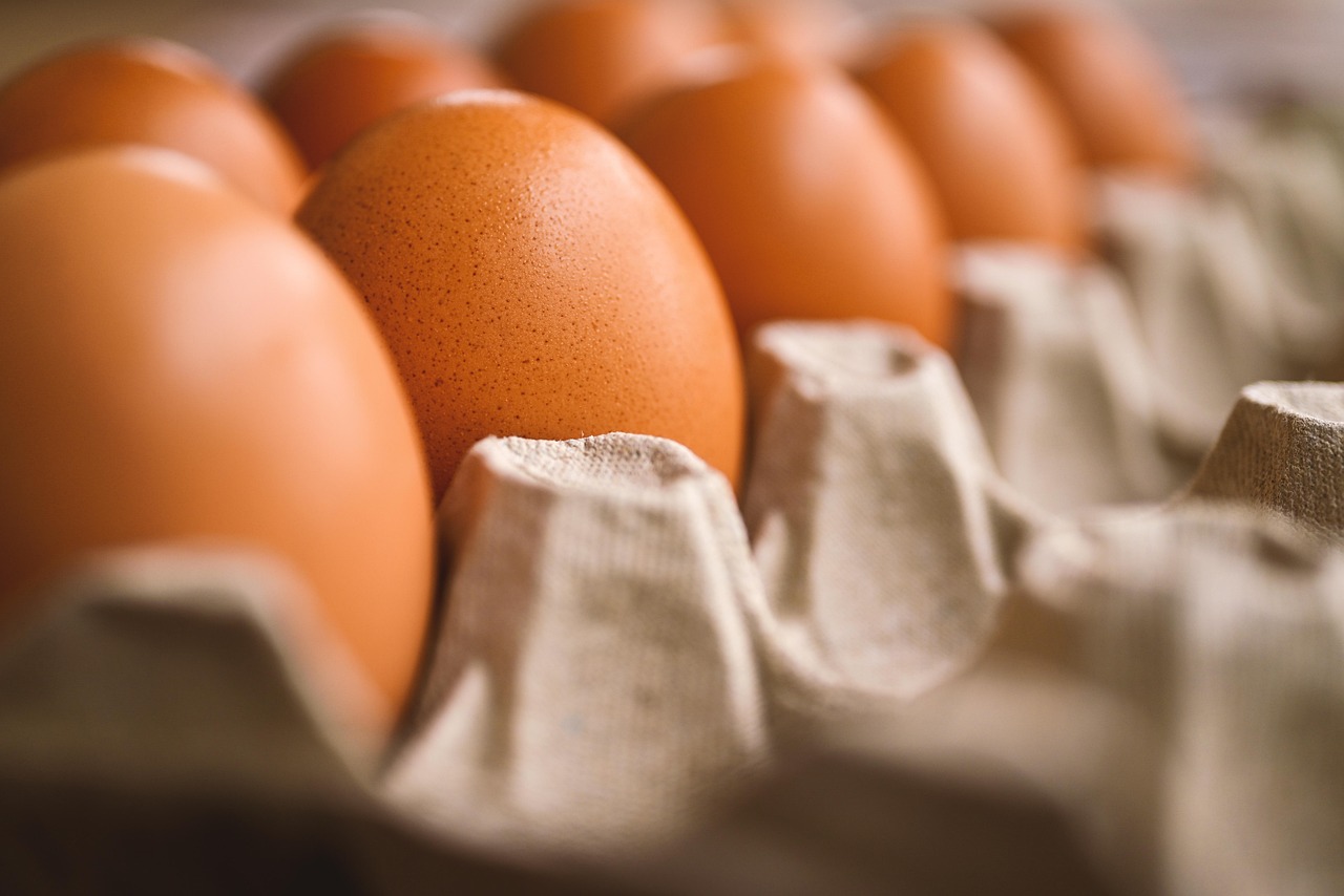 Quantas calorias tem 1 ovo? Saiba o valor exato e seus benefícios
