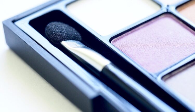 Como se maquiar em 5 minutos e ainda parecer profissional