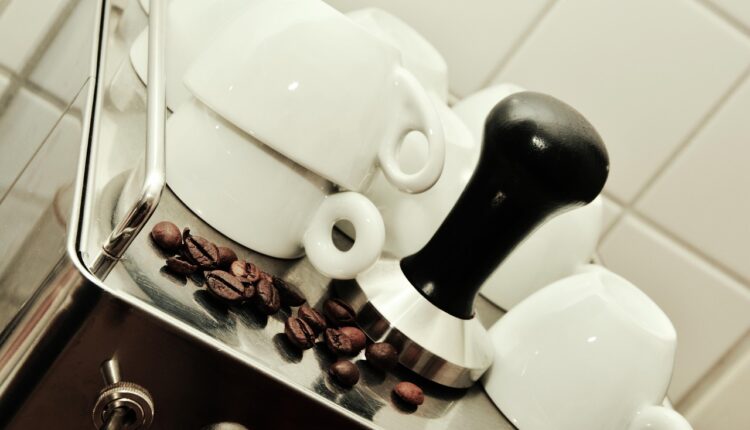 Essa cafeteira barata entrega o sabor de uma espresso profissional