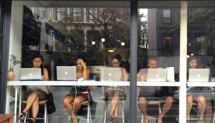 Looks estilosos para quem trabalha em home office