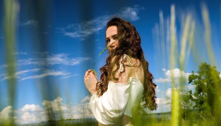 Moda anos 80 feminina: como trazer o retrô para o guarda-roupa atual