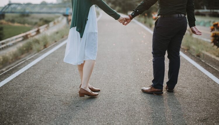 Nomes para salvar o contato da namorada de forma criativa e divertida