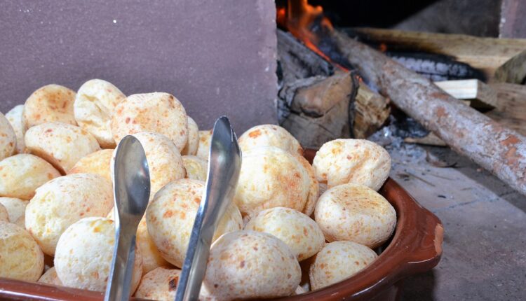 Receita de pão de queijo mineiro tradicional direto da fazenda