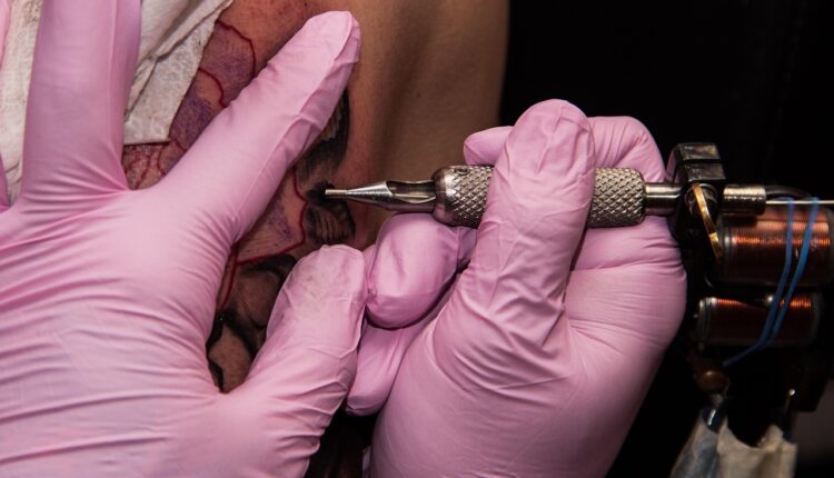 Tattoo para ombro feminino: 12 inspirações discretas e poderosas