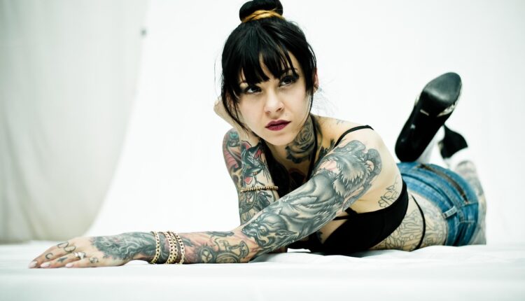 Tatuagens com nome: 15 ideias que carregam emoção e afeto