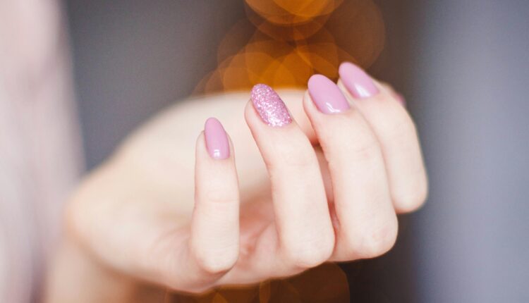 Unhas curtas decoradas filha única: 10 inspirações delicadas e estilosas