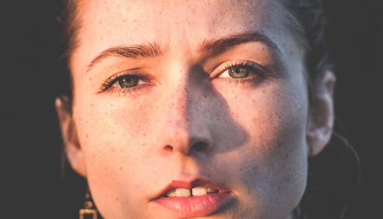 Look feminino anos 80: como montar um visual retrô cheio de atitude