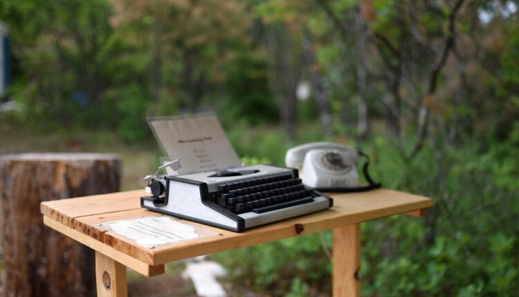 Modelo de roupa anos 80: as peças icônicas que voltaram com tudo