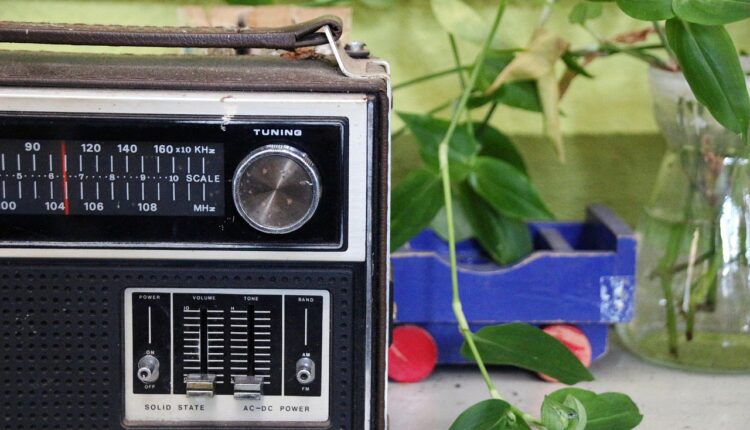 Modelos de roupas anos 80: peças que voltaram direto das passarelas retrô