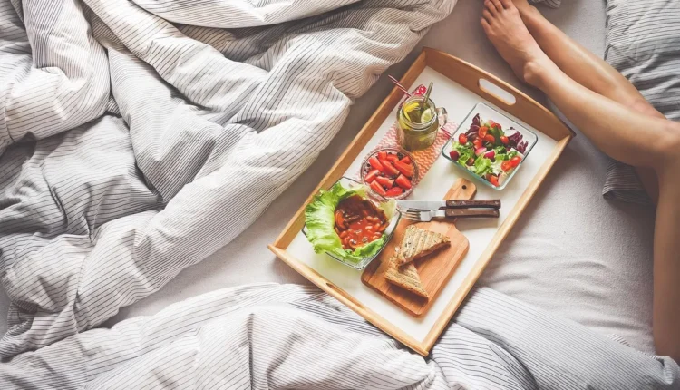Café da manhã na cama: 7 ideias românticas e fáceis de preparar
