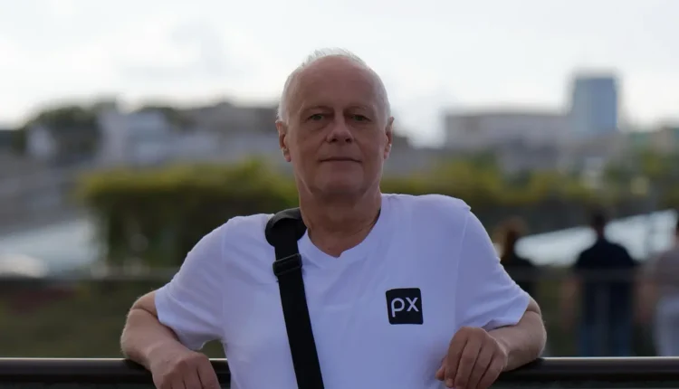 Como transformar uma camiseta simples em um look fashion