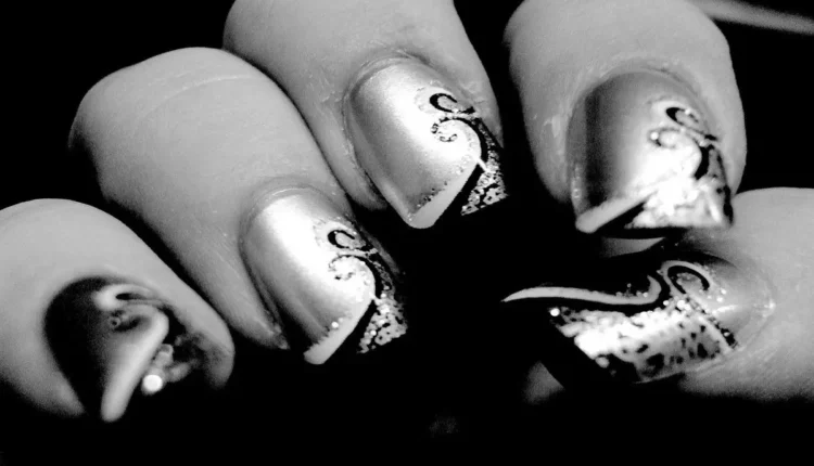 Decoração de unha preta: minimalismo e sofisticação na medida